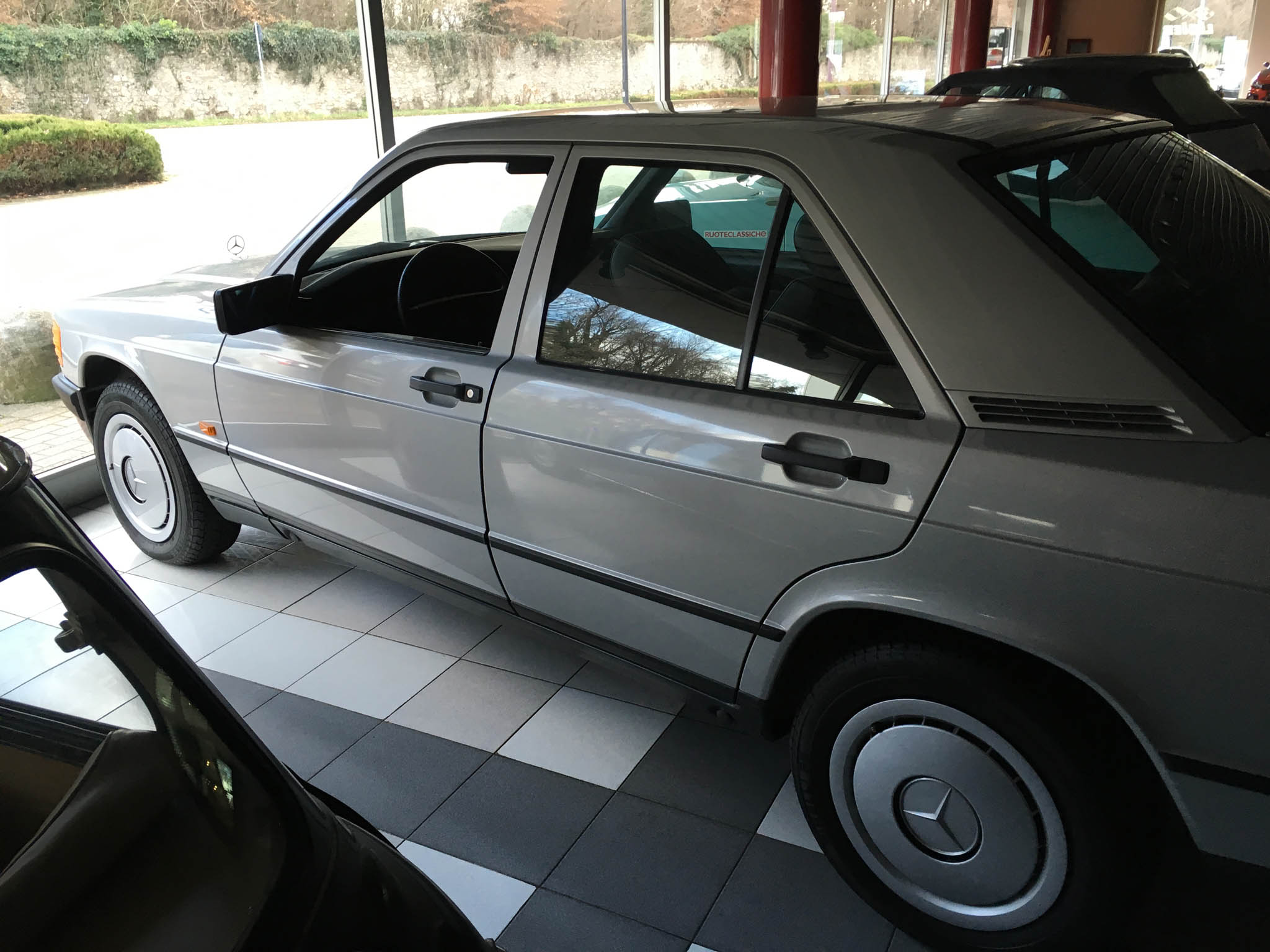 31-ročný Mercedes-Benz 190E: TOP stav, nájazd len 738 km!  