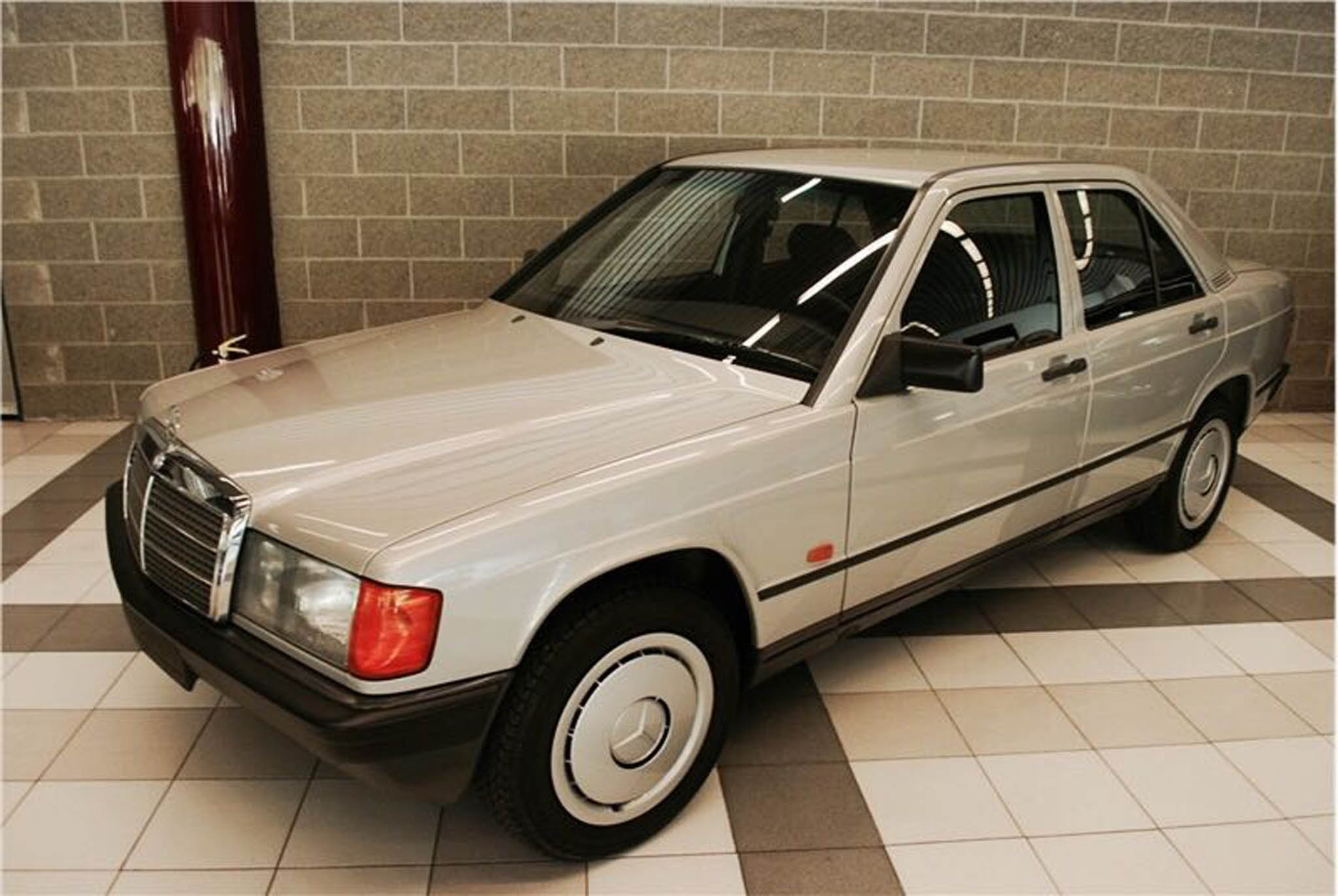 31-ročný Mercedes-Benz 190E: TOP stav, nájazd len 738 km!  