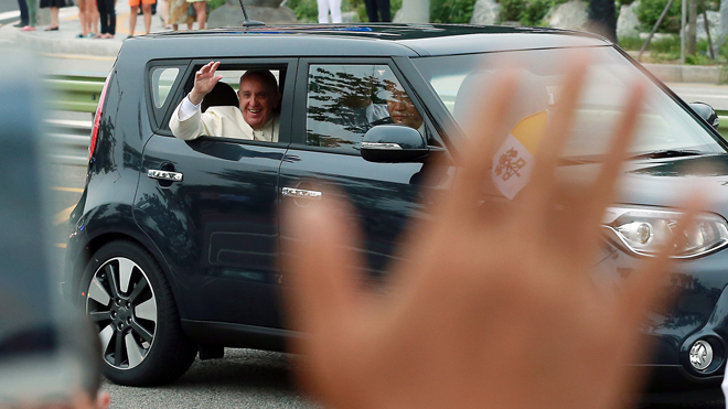 Pápež František odmieta limuzíny: Aké vozidlo si vybral? 