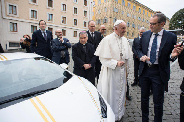 Pápežovo Lamborghini Huracán na predaj! Za koľko?