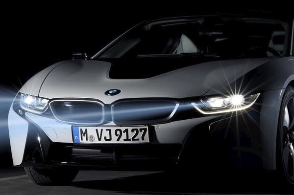 BMW i8 debutuje ako prvé na svete s laserovými svetlami!