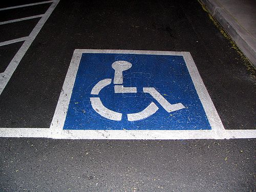 Parkovacie miesto vyhradené pre hendikepované osoby s platným oprávnením