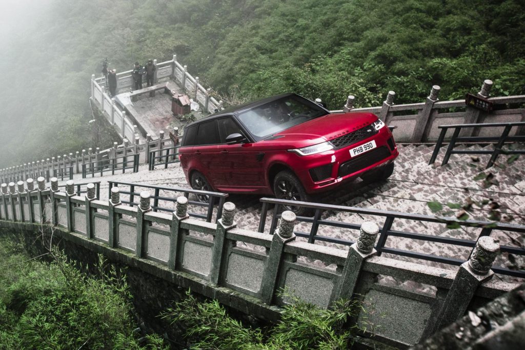 Range Rover Sport vs. dračia horská dráha: Nezastaví ho 999 schodov ani 45 stupňový uhol!