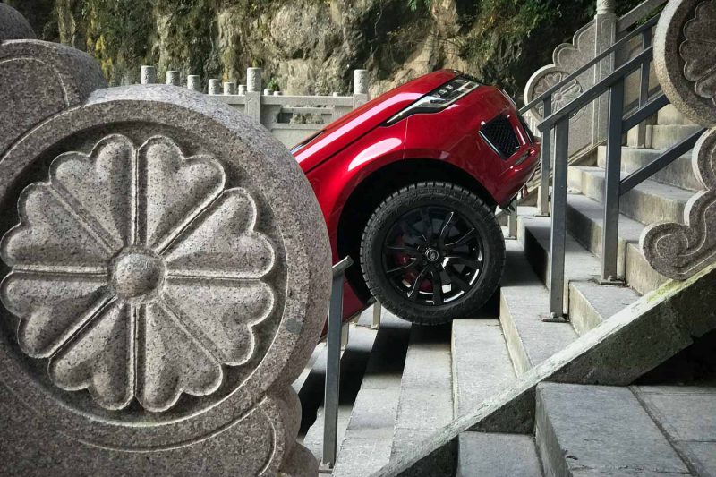Range Rover Sport vs. dračia horská dráha: Nezastaví ho 999 schodov ani 45 stupňový uhol!