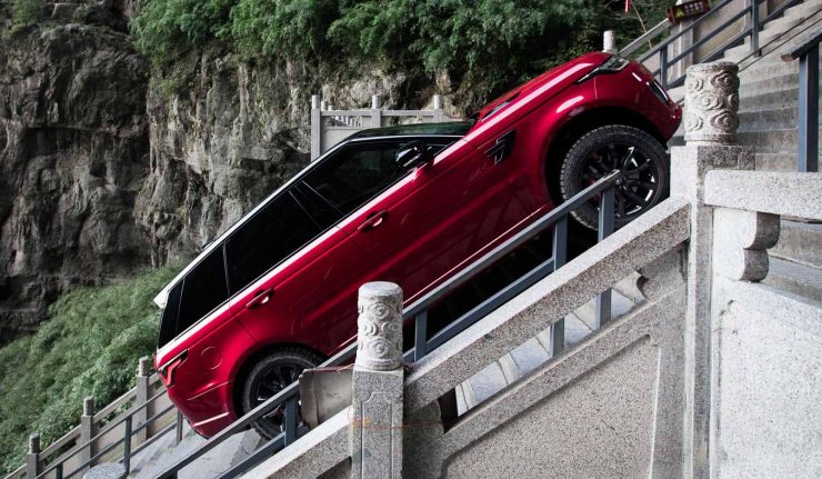 Range Rover Sport vs. dračia horská dráha: Nezastaví ho 999 schodov ani 45 stupňový uhol!
