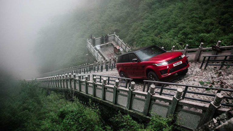 Range Rover Sport vs. dračia horská dráha: Nezastaví ho 999 schodov ani 45 stupňový uhol!