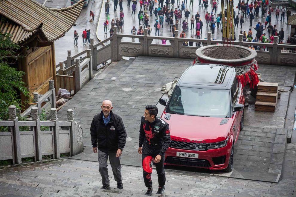 Range Rover Sport vs. dračia horská dráha: Nezastaví ho 999 schodov ani 45 stupňový uhol!