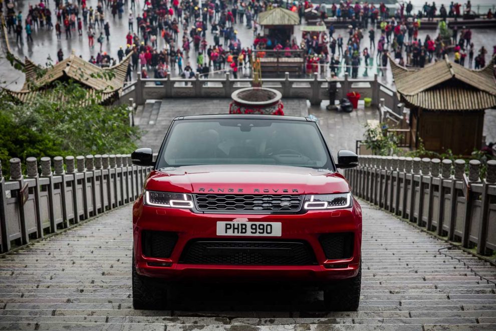 Range Rover Sport vs. dračia horská dráha: Nezastaví ho 999 schodov ani 45 stupňový uhol!