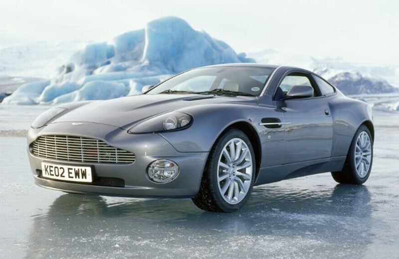 Scéna ako vystrihnutá z povestnej kultovky s Piercom Brosnanom a Astonom Martin V12 Vanquish v hlavných úlohách