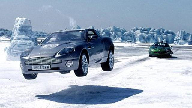 Scéna ako vystrihnutá z povestnej kultovky s Piercom Brosnanom a Astonom Martin V12 Vanquish v hlavných úlohách