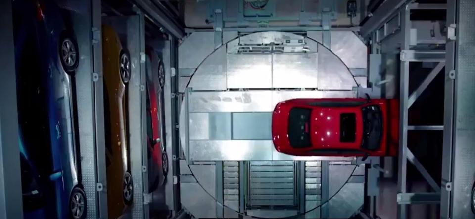 Automobil je po prijatí platby poslaný špeciálnou platformou k zákazníkovi