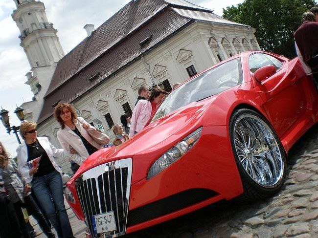 Zo starého Mercedesu úplne nový športiak s použitím montážnej peny!