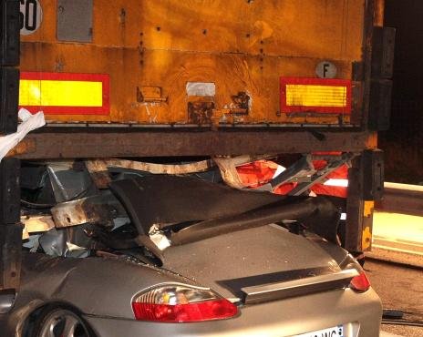 Video: Kamionista netušil, že za sebou vlečie zaseknuté SUV!