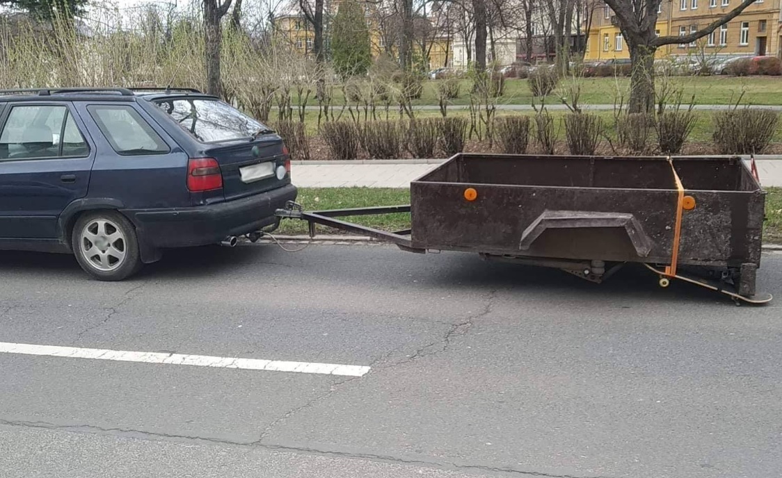 Vodičovi Felicie na vlečke odpadlo koleso. Použil skateboard!