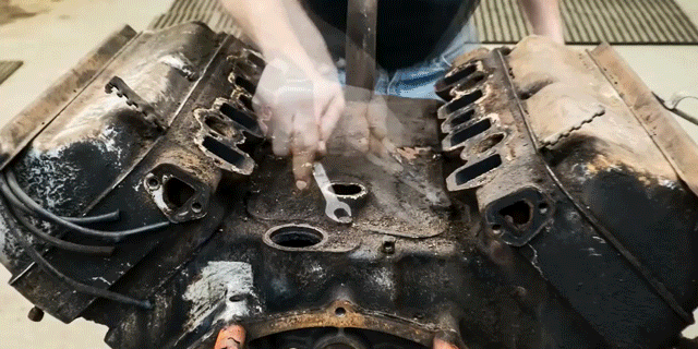 Fantastické time-lapse video z prerábky Chrysler Hemi FirePower motora! 