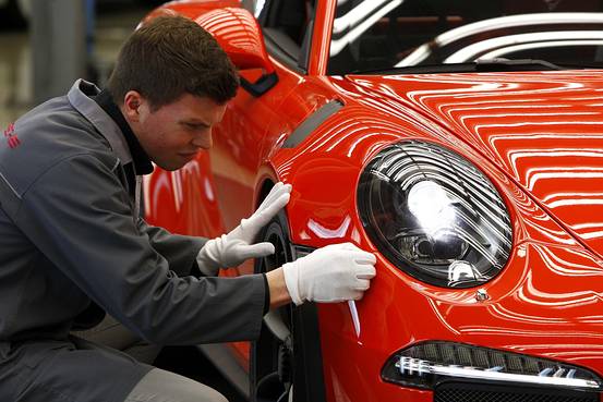 Pracovník kontroluje nové Porsche 911 GT3 RS v továrni spoločnosti v Stuttgart-Zuffenhausen