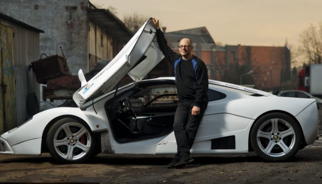 Jacek Mazur s jeho replikou McLarenu F1