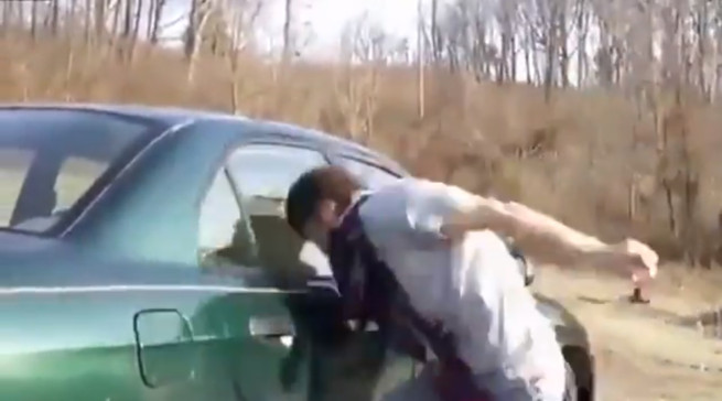 Video: Hlavou bočné sklo neprerazíš!