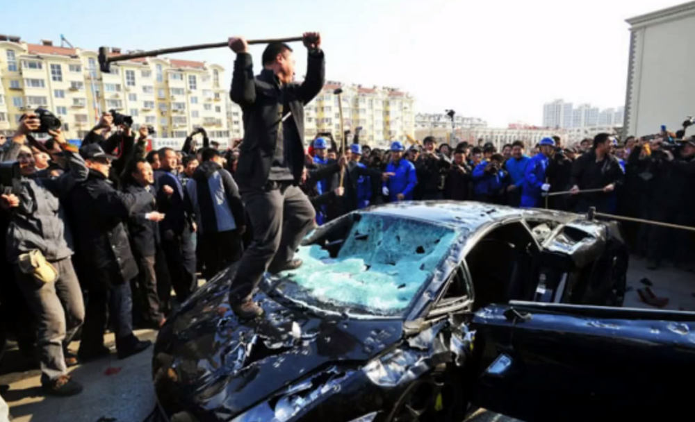 Video: Na Lamborghini s kladivami?