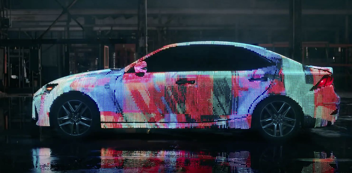 VIDEO: 41 999 LED diód na Lexuse, každý deň iná farba