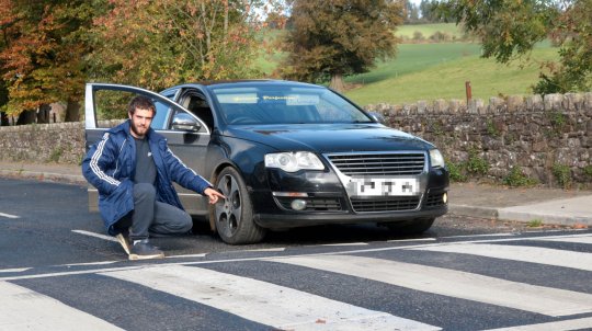 Muž na Passate znížil podvozok. Žaluje mesto, že neprejde cez retardéry!