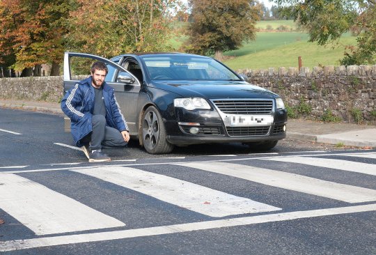 Muž na Passate znížil podvozok. Žaluje mesto, že neprejde cez retardéry!