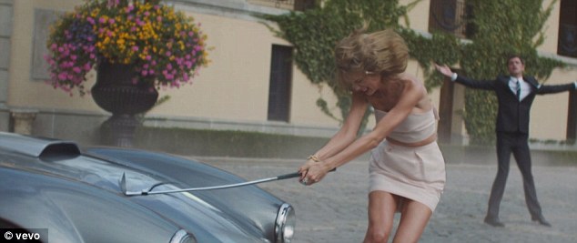 Podobnú scénu mala vo svojom videu aj Taylor Swift. Scéna, v ktorej ničí automobilovú ikonu Shelby je však výsledkom počítačových efektov. Vidieť také niečo, však vždy zabolí!   