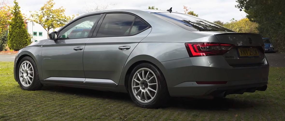 Škoda Superb predátor: 568 koní pokorí BMW M5!