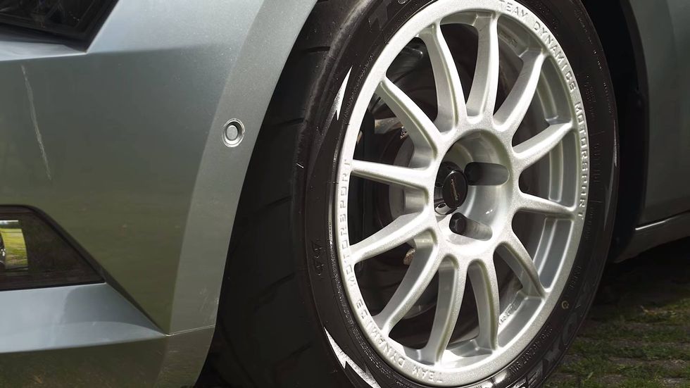 Škoda Superb predátor: 568 koní pokorí BMW M5!