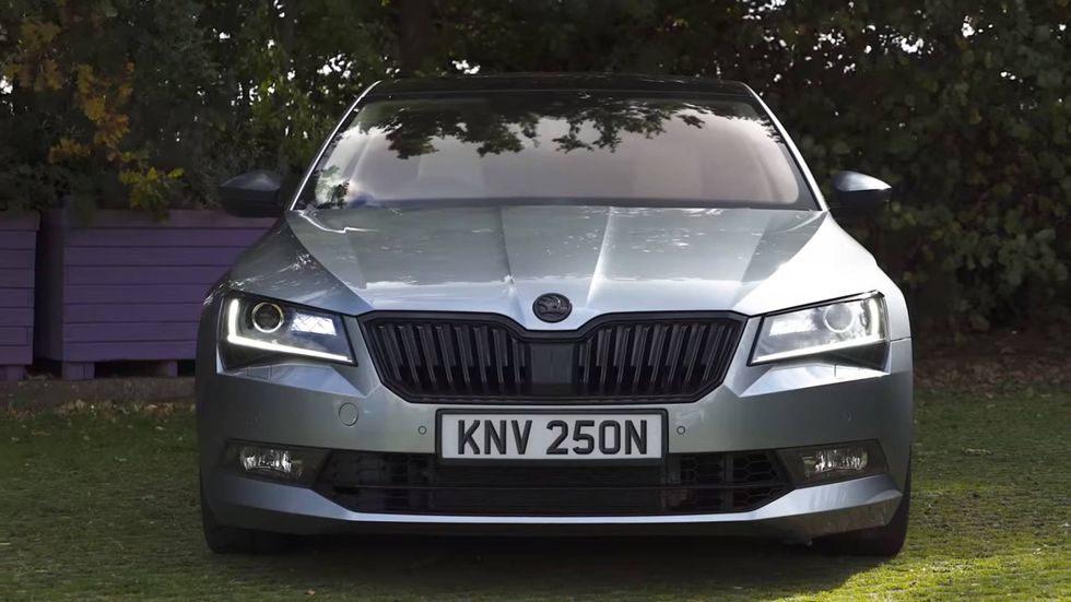 Škoda Superb 4x4 raketa: 568 koní pokorí BMW M5! 