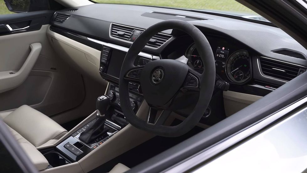 Škoda Superb 4x4 raketa: 568 koní pokorí BMW M5! 