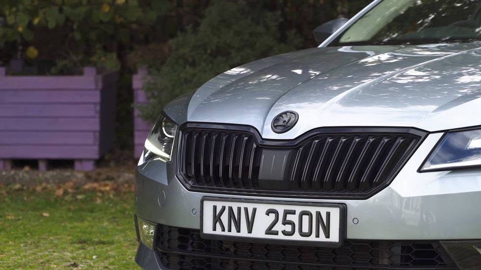 Škoda Superb 4x4 raketa: 568 koní pokorí BMW M5! 