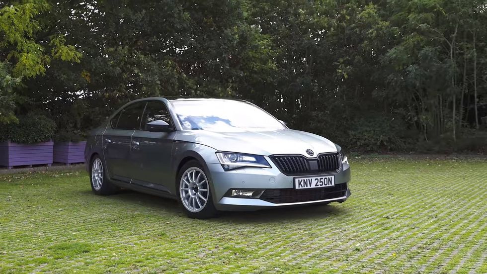 Škoda Superb 4x4 raketa: 568 koní pokorí BMW M5! 