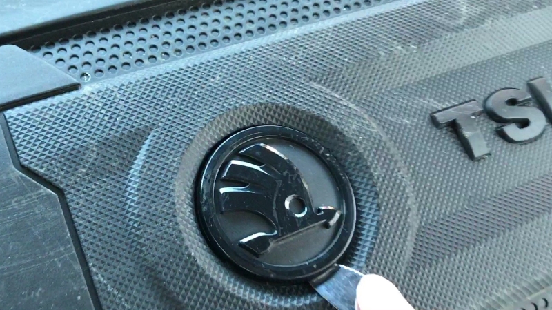 VIDEO: čo sa nachádza pod logom Škoda na motoroch! Toto by ste nečakali!