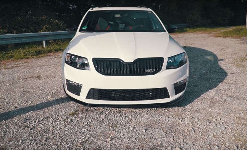 VIDEO: biela nenápadná Škoda RS s výkonom 500 koní!