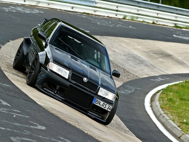 VIDEO: 400 koňová Octavia I uháňa na Nordschleife!
