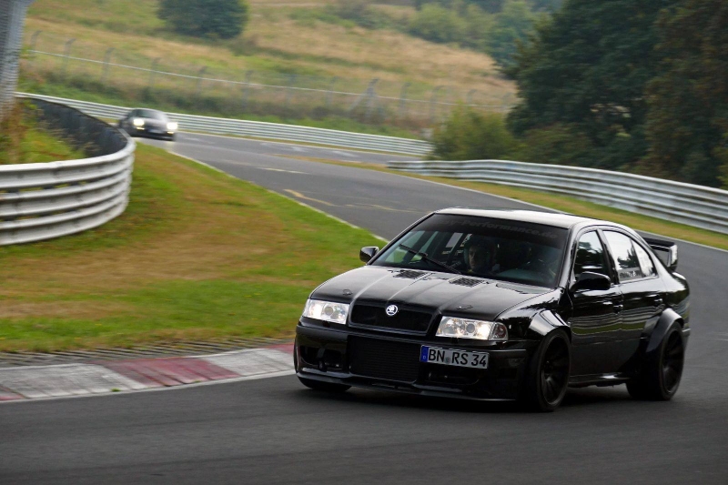 VIDEO: 400 koňová Octavia I uháňa na Nordschleife!