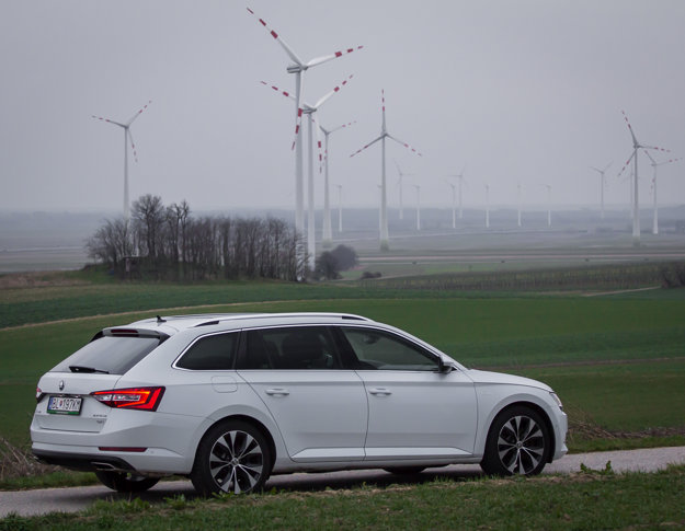 Zvýšenie cien sa dotkne obľúbených modelov áut s vyšším výkonom, aj Škody Superb 2,0 TSI s výkonom 280-koní