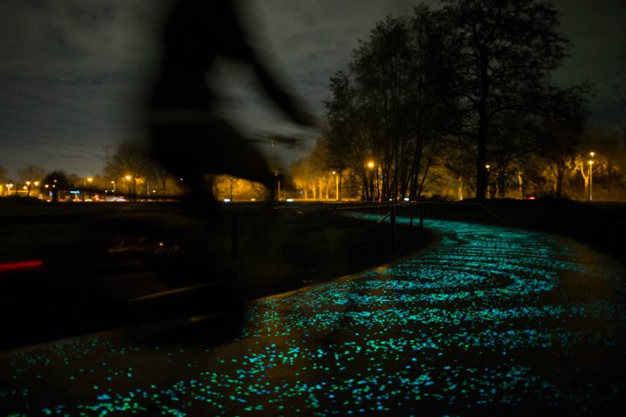 V Holandsku bol pred polo rokom sprístupnený aj prvý Glow-in-Dark cyklistický chodník. 