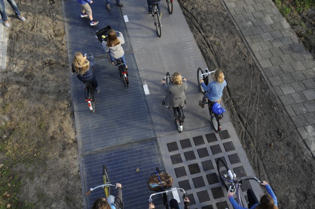 Holandsko testuje prvú solárnu cestu pre cyklistov na svete!