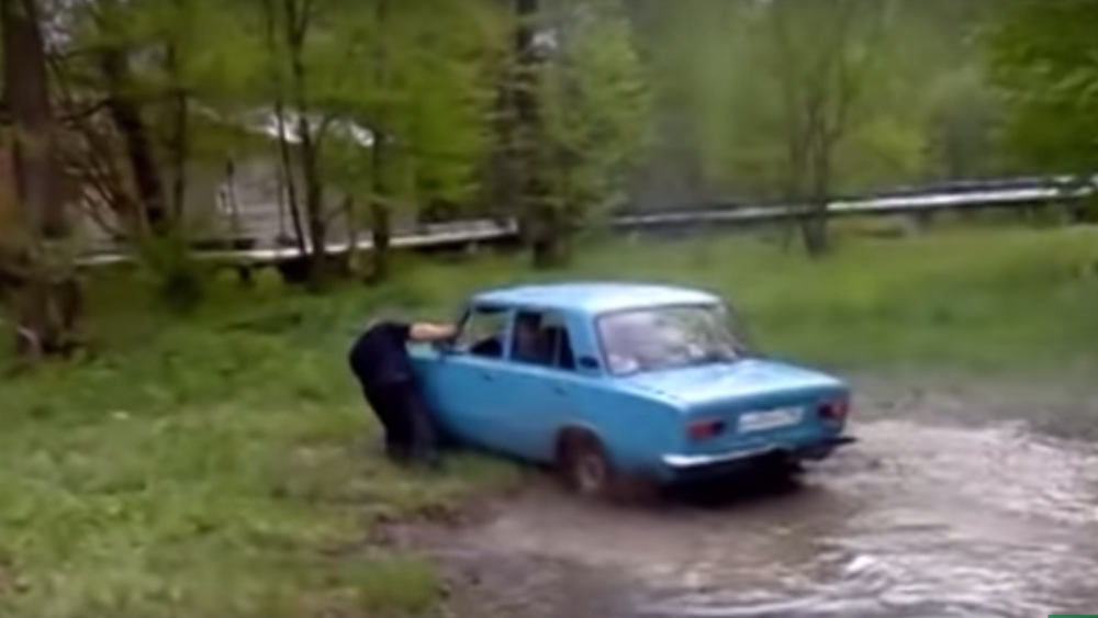 LADA VAZ-2101 vs. bahno