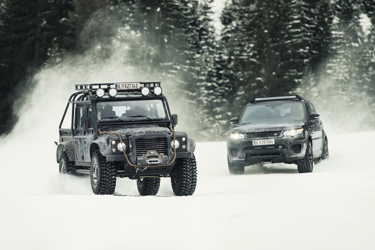 V novej Bondovke si zahrali aj Rover Defender a Range Rover Sport SVR