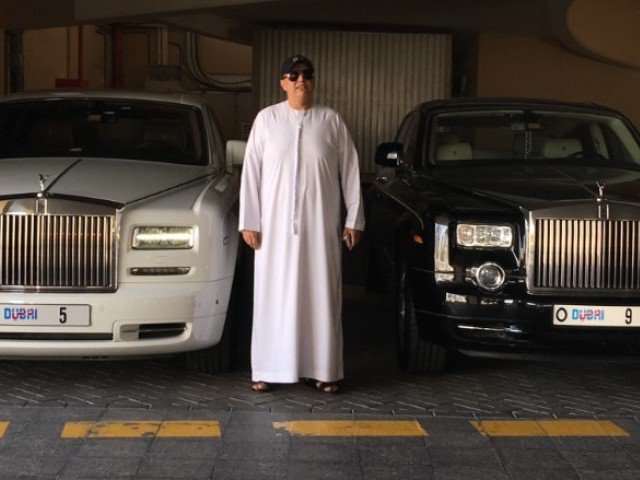 Balwinder Sahni s 2 zo svojich vozidiel Rolls Royce ozdobenými multimiliónovými štátnymi poznávacími značkami
