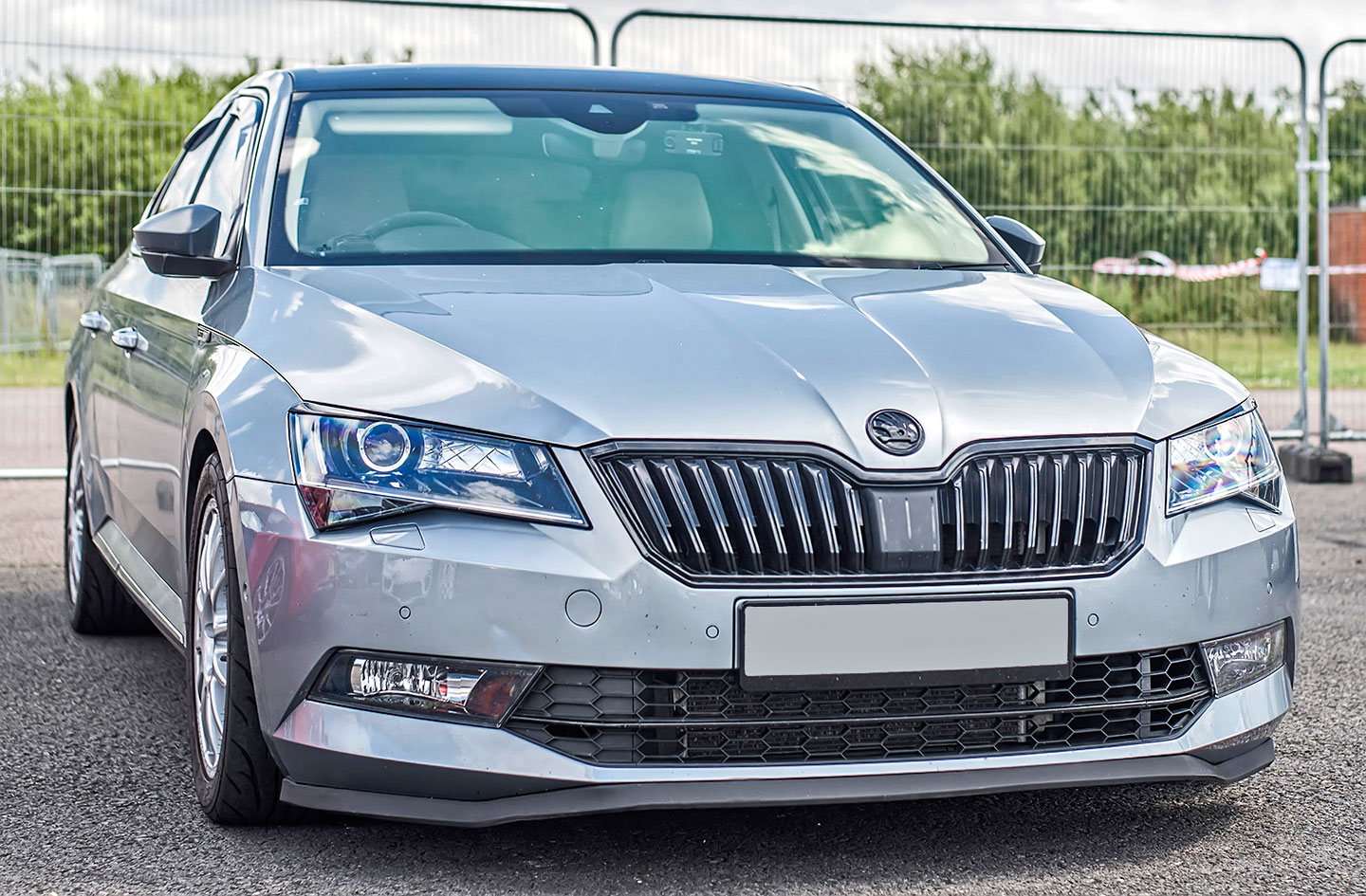 560-koňový Superb - Zabudní na rodinný automobil!