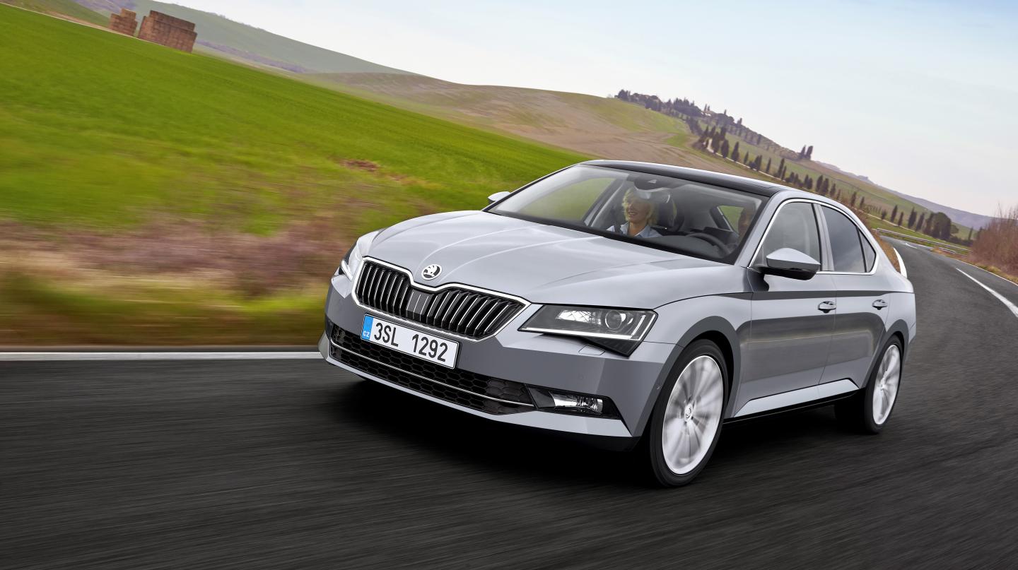 560-koňový Superb - Zabudní na rodinný automobil!