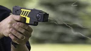 Ako sa pomstiť arogantnému vodičovi? Ak má v ruke taser, radšej to neskúšaj!