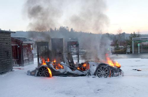 Tesla Model S zhorela pri nabíjaní!