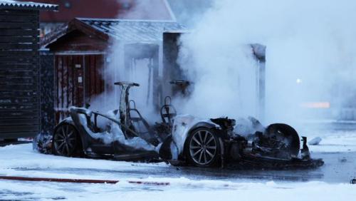 Tesla Model S zhorela pri nabíjaní!