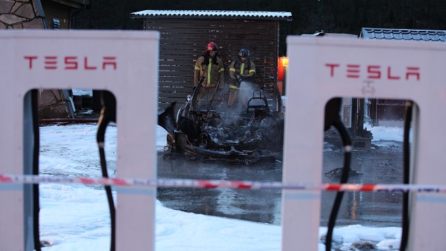 Tesla Model S zhorela pri nabíjaní!