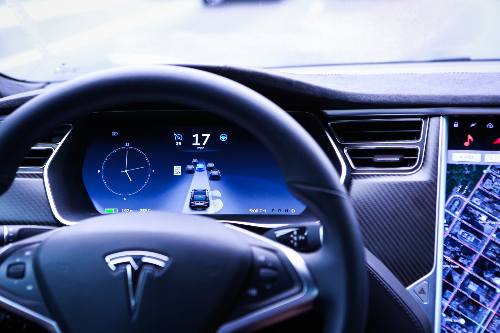 Tesla autopilot vs. Slovák vo vedení